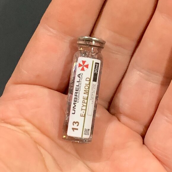 Resident Evil 7 - E-TYPE MOLD VIAL - 1.25 Inches - Picture 4 of 8